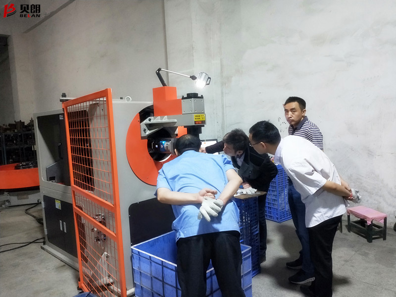 貝朗數控折彎機技術工程師在廣東客戶處培訓 貝朗數控折彎機技術工程師在廣東客戶處培訓