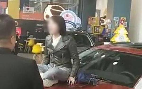 奔馳女車主維 權:到底是車的問題還是4S店的問題? 奔馳女車主維 權:到底是車的問題還是4S店的問題?